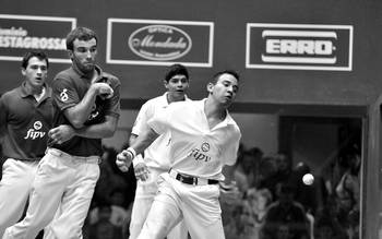 Partido entre Carlos Beltrán y Cristian Hernández, de México, y Christopher Mainhaguiet y François Laffitte, de Francia, en la modalidad mano en parejas, por el VIII Campeonato Mundial sub 22 de Trinquete, en el club Pelotaris de Mercedes. Partido entre Carlos Beltrán y Cristian Hernández, de México, y Christopher Mainhaguiet y François Laffitte, de Francia, en la modalidad mano en parejas, por el VIII Campeonato Mundial sub 22 de Trinquete, en el club Pelotaris de Mercedes.