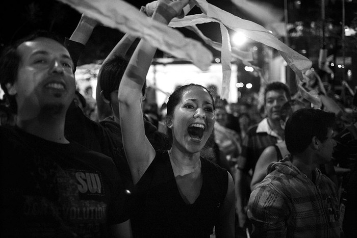 Miles de personas marcharon el sábado por el centro de Asunción con rollos de papel higiénico para "limpiar" el Congreso de corrupción, tras los escándalos de nepotismo en las instituciones públicas paraguayas publicados por la prensa en las últimas semanas. · Foto: Santi Carneri, Efe