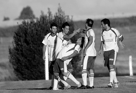 Los jugadores de Maldonado Zona Oeste Pablo Abbadie, Diego Barreda, Gabriel Vazetti , Mario Pucheta y Matías Bergara, luego de que Vazetti convirtiera de tiro libre el segundo gol del partido ante Chuy, en el estadio Municipal de Aiguá. · Foto: Fernando Morán Los jugadores de Maldonado Zona Oeste Pablo Abbadie, Diego Barreda, Gabriel Vazetti , Mario Pucheta y Matías Bergara, luego de que Vazetti convirtiera de tiro libre el segundo gol del partido ante Chuy, en el estadio Municipal de Aiguá. · Foto: Fernando Morán