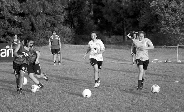 Entrenamiento de la selcción sub 17 femenina en las canchas de la Liga Universitaria en el Parque Roosevelt.  · Foto: Pedro Rincón