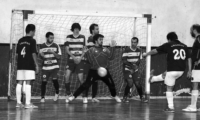 Partido de futsal entre Vramian y Dolores, en el gimnasio del Club Nacional de Regatas. (archivo, agosto de 2013) · Foto: Nicolás Celaya