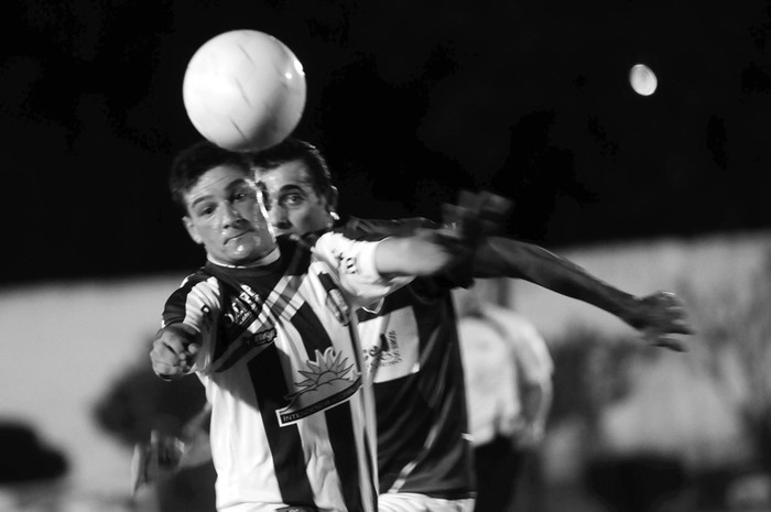 Óscar Silva, de Melo y Carlos Corbo, de Minas, el sábado en el estadio Juan Antonio Lavalleja de Minas.  · Foto: Fernando Morán