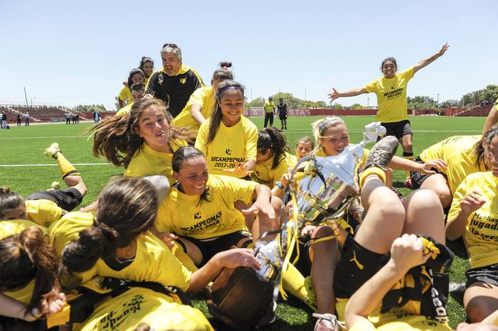 Las jugadoras de Peñarol tras la obtención del título de campeonas del fútbol uruguayo.  · Foto: Fernando Morán