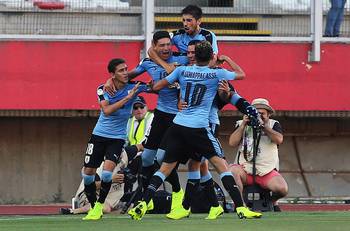 Juan Manuel Sanabria, Darwin Núñez, Agustín Dávila, Bruno Méndez y Nicolás Schiappacasse, tras uno de los dos goles convertidos por Dávila. , AFP Juan Manuel Sanabria, Darwin Núñez, Agustín Dávila, Bruno Méndez y Nicolás Schiappacasse, tras uno de los dos goles convertidos por Dávila. , AFP