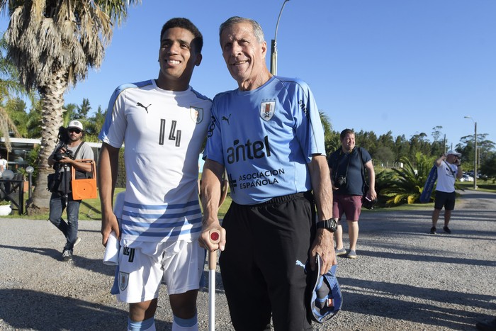 Erik de los Santos y Óscar Washington Tabárez, luego del partido de despedida de la selección sub 20, en el Complejo Uruguay Celeste.
 · Foto: Sandro Pereyra