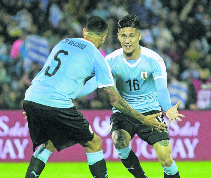 Matias Vecino y Brian Rodríguez, tras el gol de Uruguay ante Perú, el viernes, en el estadio Centenario. · Foto: .