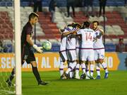 Los jugadores de Nacional, tras el gol de Leandro Barcia a Progreso, en el Parque Central. 