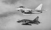 Un Typhoon de la Real Fuerza Aérea británica (arriba) y un caza Mirage 2000N de la Fuerza Aérea de Francia,
durante el ejercicio militar Capable Eagle, en el espacio aéreo británico.
Foto: Ralph Merry, Ministerio Británico de Defensa (archivo, octubre de 2013)