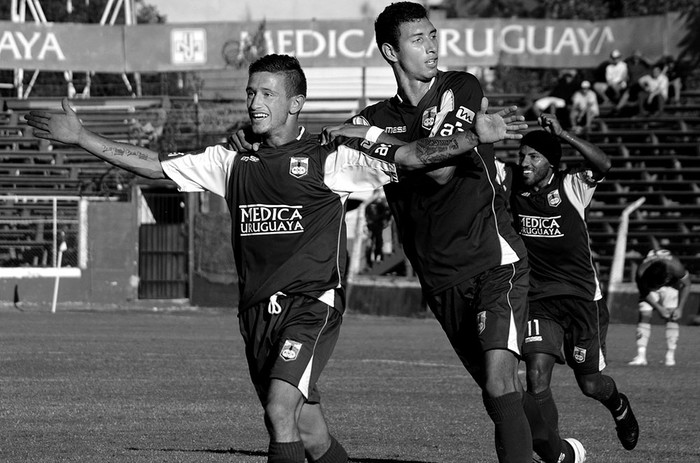 Brian Lozano, Emilio Zeballos y Nicolás Olivera festejan el gol que le dio el triunfo a Defensor  Sporting ante Fénix, el sábado,  en el Franzini. Foto: Pablo Vignali