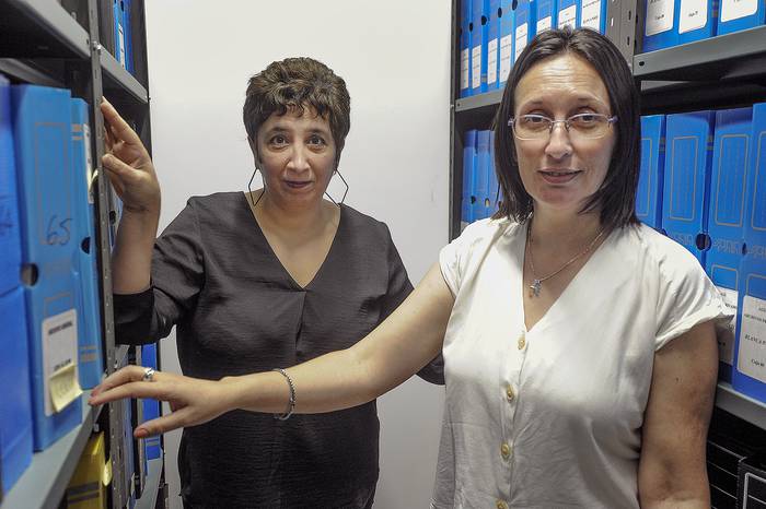Vania Markarian y Natalia Feippe en el archivo de la UDELAR. · Foto: Federico Gutiérrez