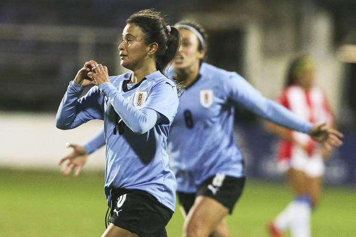 Carolina Birizamberri y Ximena Velázquez, tras el gol de Birizamberri a Puerto Rico, en el estadio Luis Franzini. 
 · Foto: .