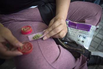 Consumo de marihuana en Montevideo (archivo, noviembre de 2024). · Foto: Gianni Schiaffarino