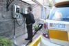 Roberto Cassina, al término de su jornada laboral, en la estación de carga de UTE. Foto: Pablo Nogueira Roberto Cassina, al término de su jornada laboral, en la estación de carga de UTE. Foto: Pablo Nogueira