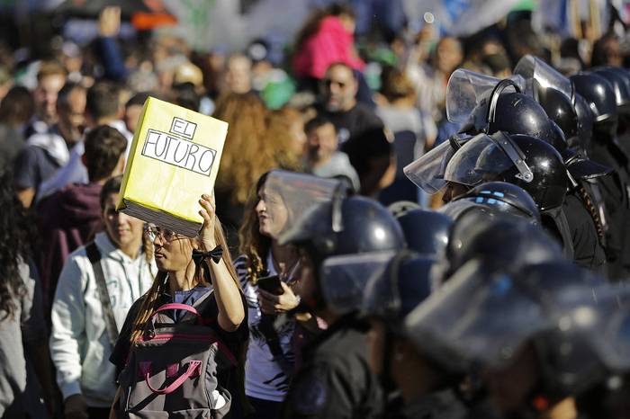 Marcha de protesta por el ajuste presupuestario para las universidades públicas por parte del gobierno argentino, el 23 de abril en Buenos Aires. · Foto: Emiliano Lasalvia, AFP