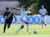 Rodrigo Zalazar, de Uruguay, y Gustavo Iturburo, de Florida, en el complejo Uruguay Celeste.
· Foto: Sandro Pereyra Rodrigo Zalazar, de Uruguay, y Gustavo Iturburo, de Florida, en el complejo Uruguay Celeste.
· Foto: Sandro Pereyra
