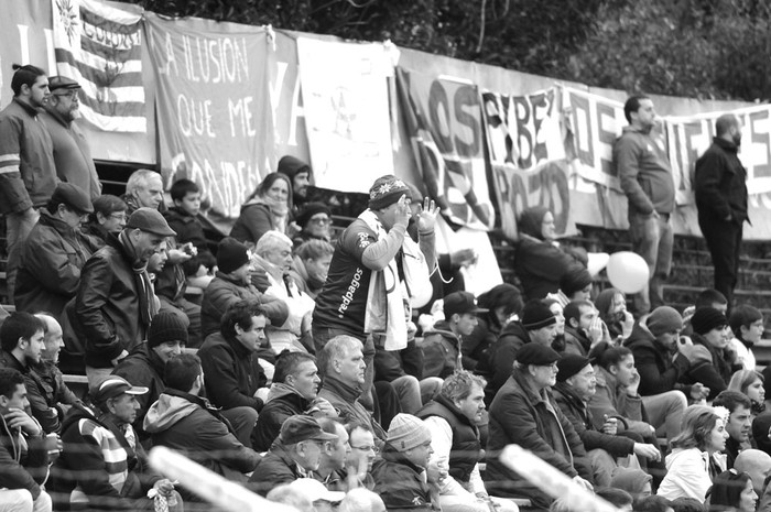 Hinchada de Plaza Colonia en el estadio Luis Franzini. Foto: Santiago Mazzarovich (archivo, abril de 2016)