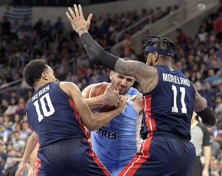 Reggie Hearn, de Estados Unidos, Esteban Batista de Uruguay, y Eric Moreland, de Estados Unidos, ayer, en el Antel Arena. · Foto: Sandro Pereyra Reggie Hearn, de Estados Unidos, Esteban Batista de Uruguay, y Eric Moreland, de Estados Unidos, ayer, en el Antel Arena. · Foto: Sandro Pereyra