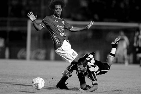 Luciano Barbosa, de Rentistas, y Antonio Pacheco, ayer en el Centenario. / Foto: Nicolás Celaya Luciano Barbosa, de Rentistas, y Antonio Pacheco, ayer en el Centenario. / Foto: Nicolás Celaya