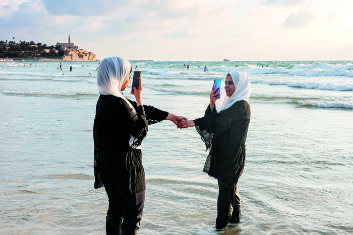 Palestinas en una playa de Tel Aviv, el 10 de julio. · Foto: Menahen Kahana, AFP