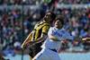 Lucas Viatri, de Peñarol, y Rafael García de Nacional, en el estadio Centenario. Lucas Viatri, de Peñarol, y Rafael García de Nacional, en el estadio Centenario.