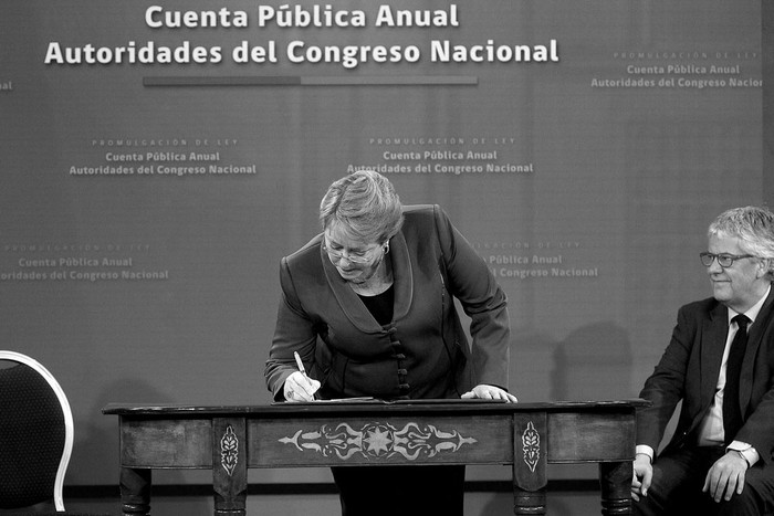 Michelle Bachelet, presidenta de Chile, y Nicolás Eyzaguirre, ministro de la Secretaría General de la Presidencia, el lunes en La Moneda, en Santiago de Chile. Foto: Sebastián Rodríguez, Presidencia de Chile