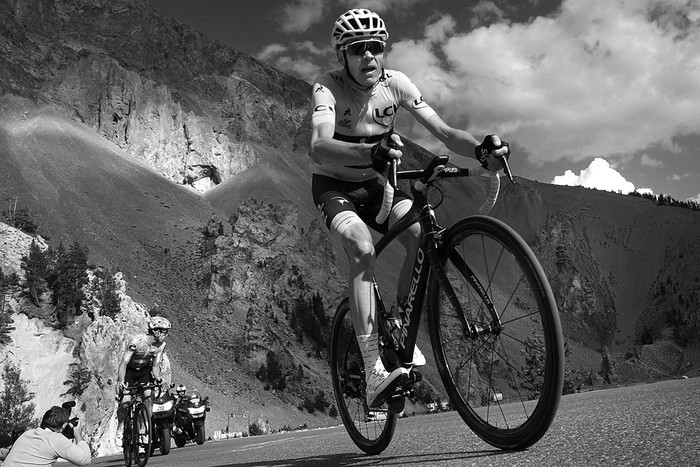 El británico Christopher Froome, líder de la general, durante el Tour de France, ayer, entre Briançon e Izoard, en los Alpes franceses. Foto: Jeff Pachoud, AFP