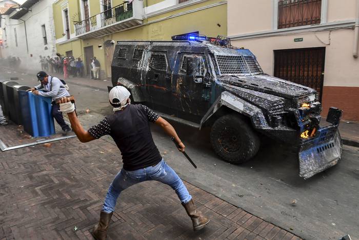 Enfrentamiento de manifestantes con la policía antidisturbios, ayer, en Quito, Ecuador. · Foto: Martín Bernetti, AFP