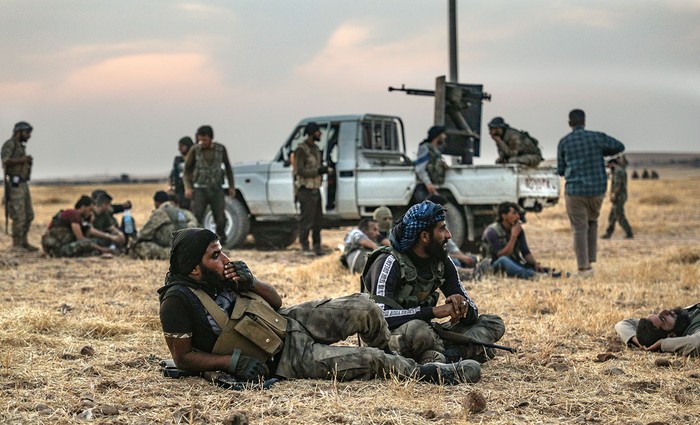 Combatientes sirios respaldados por Turquía, se reúnen en las afueras del norte de la ciudad siria de Manbij, cerca de la frontera turca.
 · Foto: Zein Al Rifai, AFP