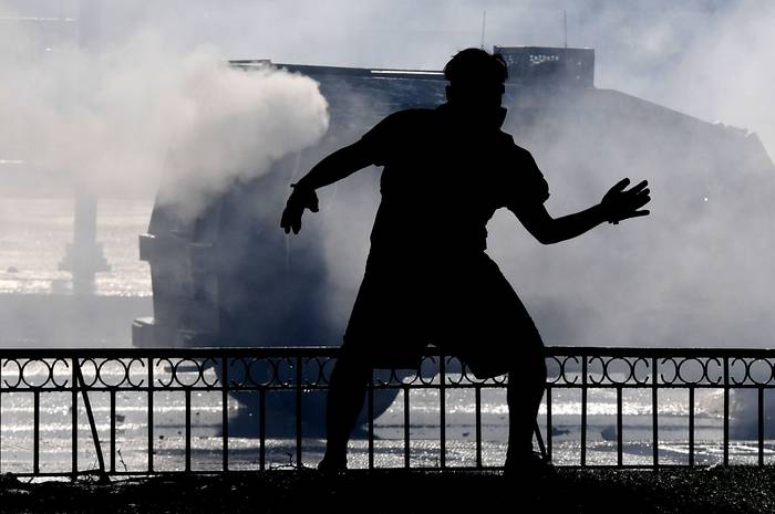 Manifestante se enfrenta con la policía antidisturbios durante las protestas contra las políticas económicas del gobierno, ayer, en los alrededores del palacio presidencial de La Moneda en Santiago. · Foto: Martin Bernetti / AFP