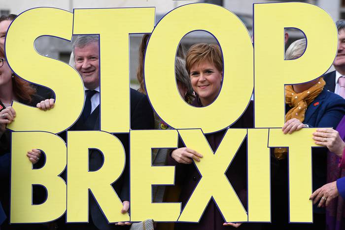 Nicola Sturgeon, líder del Partido Nacionalista Escocés, y el Primer Ministra de Escocia, lanza la campaña electoral, el 8 de noviembre, en Edimburgo, Escocia.
 · Foto: Andy Buchanan, AFP
