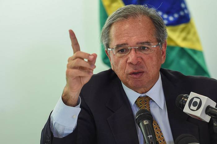 Paulo Guedes, ministro de Economía de Brasil, durante una conferencia de prensa, el lunes, en la Embajada de Brasil en Washington. · Foto: Olivier Douliery, AFP