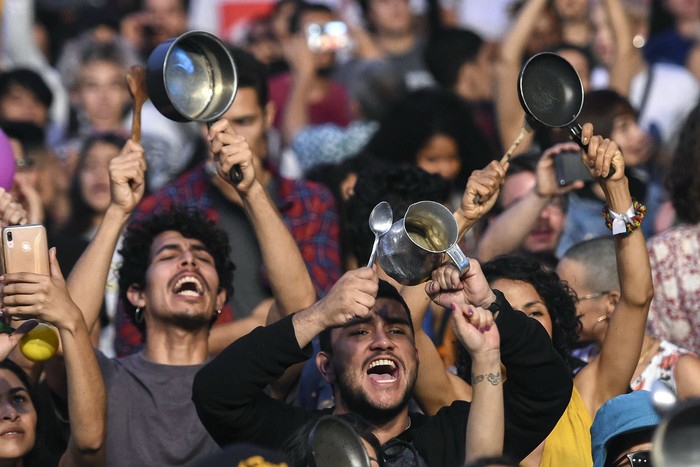  'Cacerolazo Latinoamericano', concierto en apoyo de la huelga contra el gobierno del presidente colombiano Ivan Duque, el 1 de diciembre, en Medellín, Colombia. · Foto: Joaquín Sarmiento, AFP