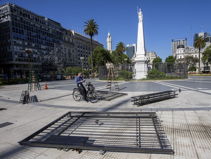 Rejas retiradas en la Plaza de Mayo, durante los preparativos para la asunción de Alberto Fernández, ayer, en Buenos Aires.

 · Foto: Daniel Vides, Noticias Argentinas, AFP