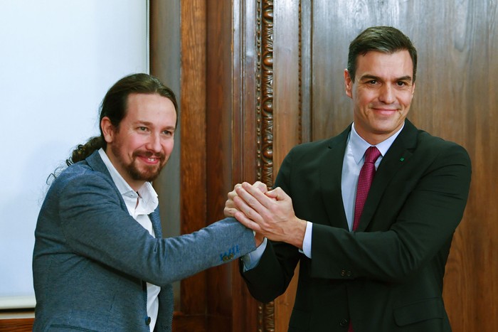 Pedro Sánchez y Pablo Iglesias, durante la presentación del acuerdo de gobierno de coalición, el 30 de diciembre, en el Congreso de Madrid.

 · Foto: Gabriel Bouys, AFP