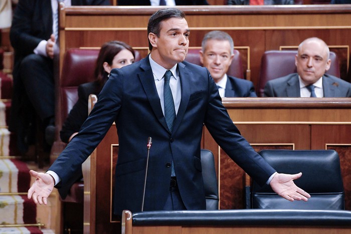 Pedro Sánchez, durante el debate parlamentario de investidura para votar por un primer ministro en el Congreso español. · Foto: Pierre Philippe Marcou, AFP