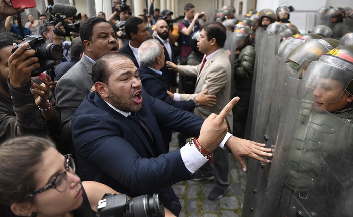 Los legisladores de la oposición venezolana ingresan por la fuerza a la Asamblea Nacional, ayer, en Caracas. · Foto: Federico Parra, AFP