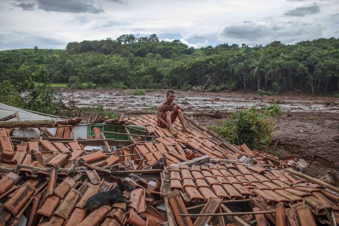 Área afectada por el lodo día después del colapso de una presa de la minera gigante de Brasil Vale cerca, de Brumadinho, estado de Minas Gerais. · Foto: Mauro Pimentel, AFP