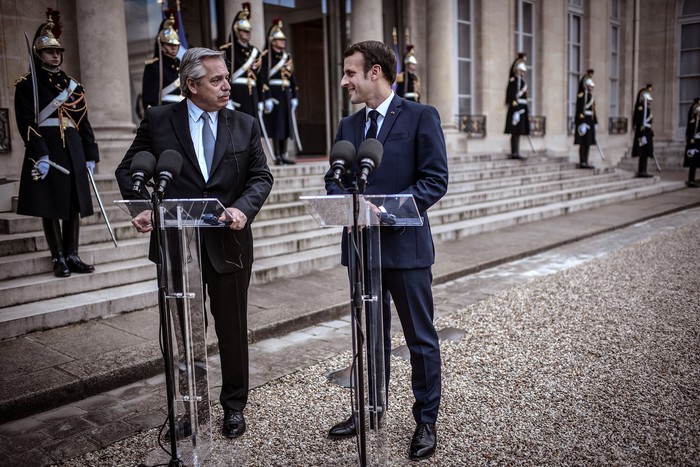 Alberto Fernández, presidente de Argentina, y Emmanuel Macron presidente de Francia, ayer, en el Palacio presidencial del Elíseo, en París.

 · Foto: Stephane de Sakutin, AFP