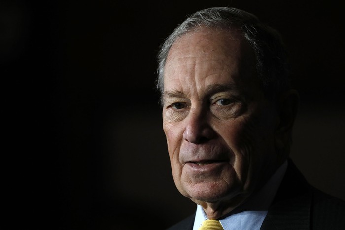 Michael Bloomberg, candidato presidencial demócrata y ex alcalde de Nueva York, habla en una acto de campaña en Eastern Market en Detroit, Michigan. 

 · Foto:  Jeff Kowalsky, AFP
