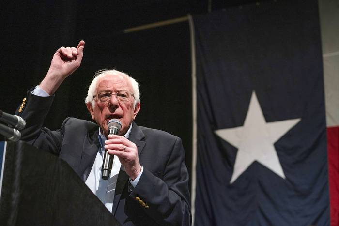 Bernie Sanders, aspirante presidencial demócrata y senador de Vermont Bernie, durante un acto en el Teatro Abraham Chávez, en El Paso, Texas. 
 · Foto: Paul Ratje, AFP
