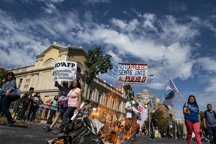 Trabajadores marchan durante una protesta contra el gobierno del presidente de Chile, Sebastián Piñera, en el segundo aniversario de su mandato, ayer, en Santiago. · Foto: Martín Bernetti, AFP