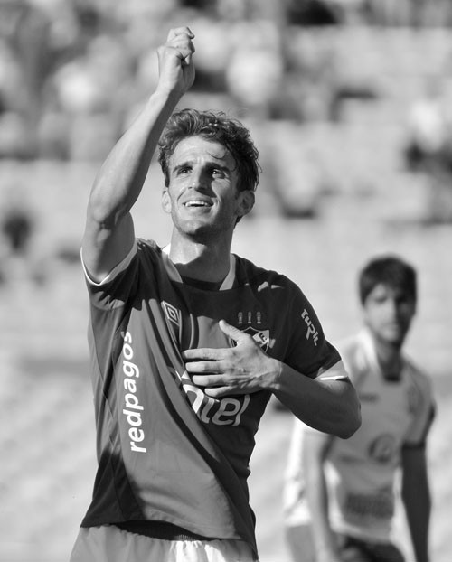 Iván Alonso festeja el segundo gol de Nacional ante Juventud de Las Piedras, el sábado, en
el estadio Centenario. Foto: Javier Calvelo