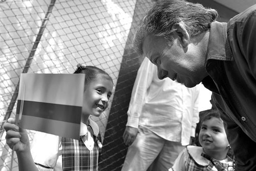 Juan Manuel Santos, ayer, en la ciudad de Pereira (Colombia), durante un recorrido por sus principales calles. Foto: Andrés Piscov, Presidencia de Colombia, Efe