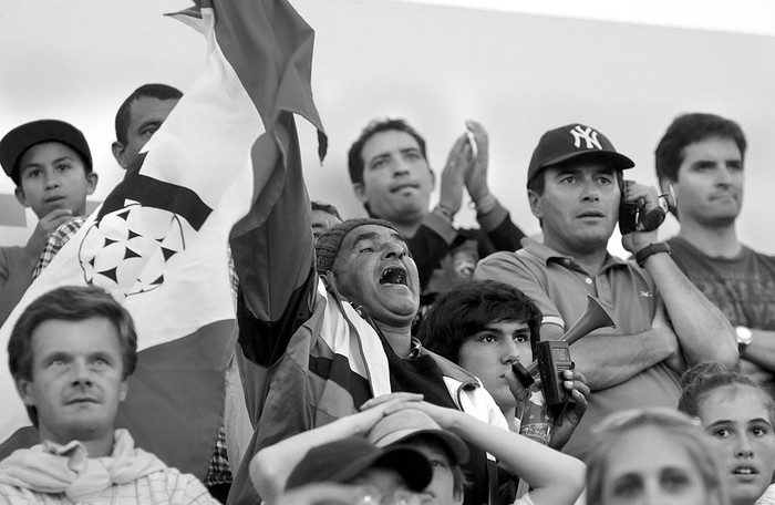 Hinchas de Tacuarembó en la final jugada ante Salto en el estadio Ernesto Dickinson de Salto.
Foto: Sandro Pereyra (archivo, abril de 2014)