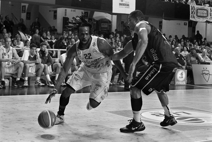 Reque Newsome, de Malvín, y Ruben Garcés, de Defensor Sporting. Foto: Pedro Rincón (archivo, mayo de 2014)