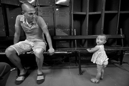 Christian Almeida y su hija Priscila, en los vestuarios del estadio Belvedere. Foto: Santiago Mazzarovich Christian Almeida y su hija Priscila, en los vestuarios del estadio Belvedere. Foto: Santiago Mazzarovich