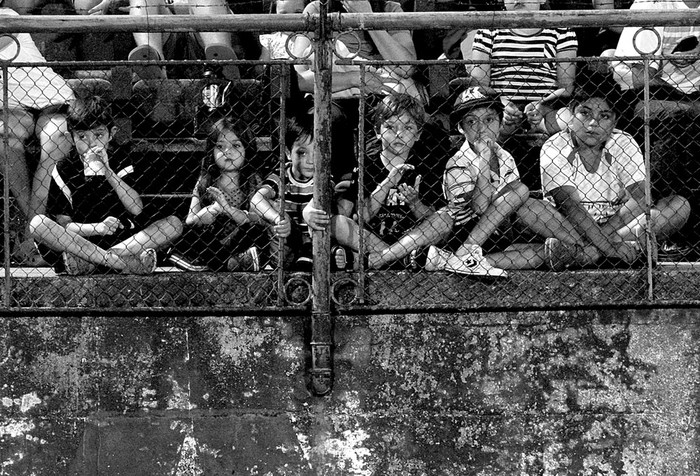 Niños miran el partido entre San José y Ecilda Paullier, el viernes, en el estadio Casto Martínez Laguarda de San José.
Foto: Agustín Fernández