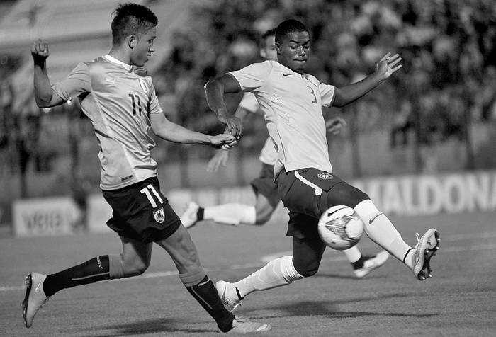 El uruguayo Franco Acosta y Eduardo, de Brasil, el sábado en el estadio Domingo Burgueño Miguel de Maldonado.
Foto: Carlos Lebrato, Efe