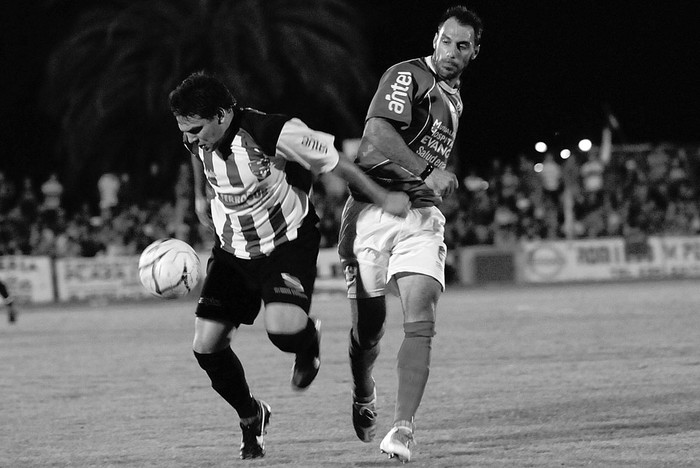 Daniel Cabrera, de Florida, y Gastón Mignone, de Colonia (actualmente en Ecilda Paullier), en el estadio Campeones Olímpicos de
Florida. Foto: Fernando Morán (archivo, febrero de 2012)