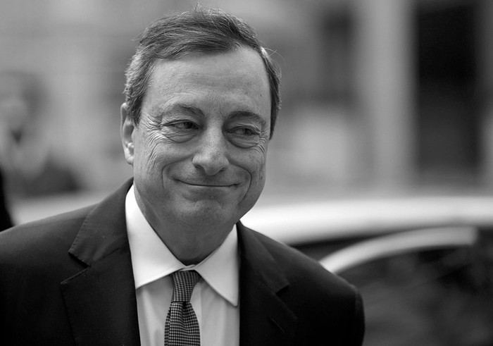 Mario Draghi, presidente del Banco Central Europeo, a su llegada a una reunión de los ministros de Economía y Finanzas de la eurozona, en la sede del Consejo de la Unión Europea, el lunes, en Bruselas, Bélgica. Foto: Olivier Hoslet, Efe